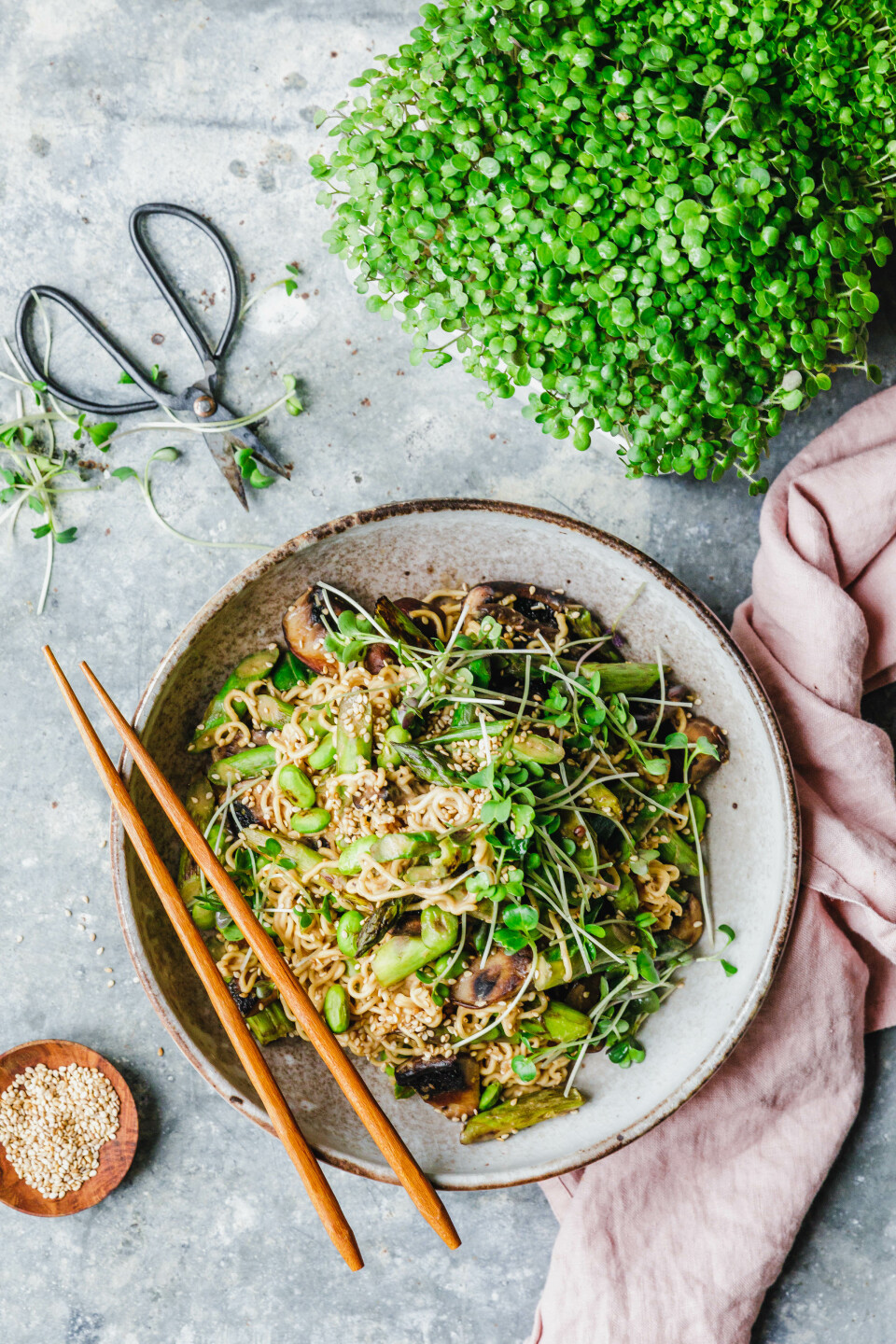 Asianudeln mit Microgreens