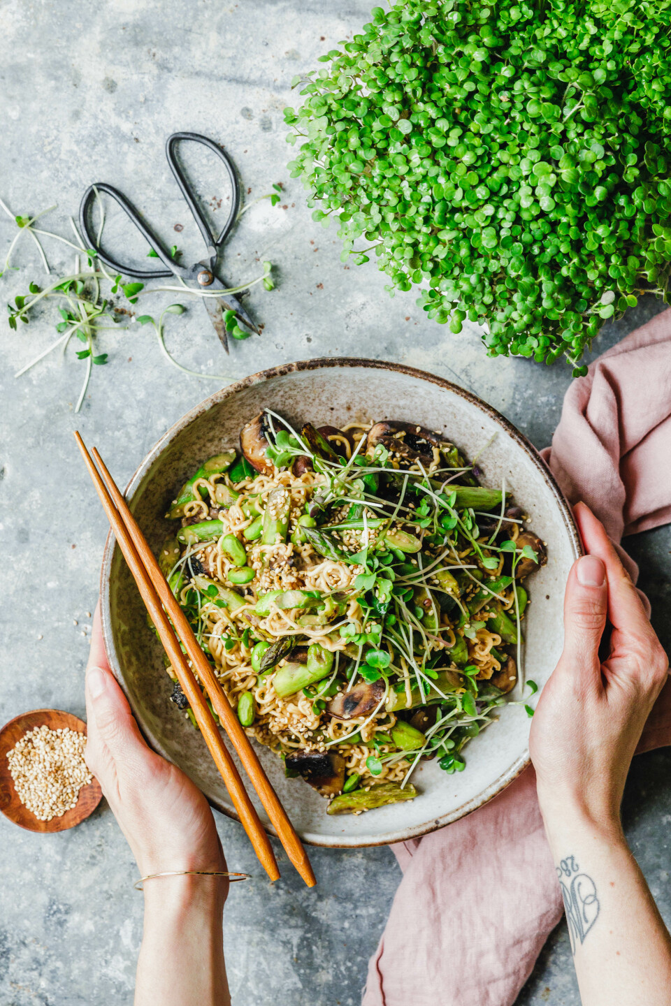 Sesamnudeln mit Spargel und Pilzen