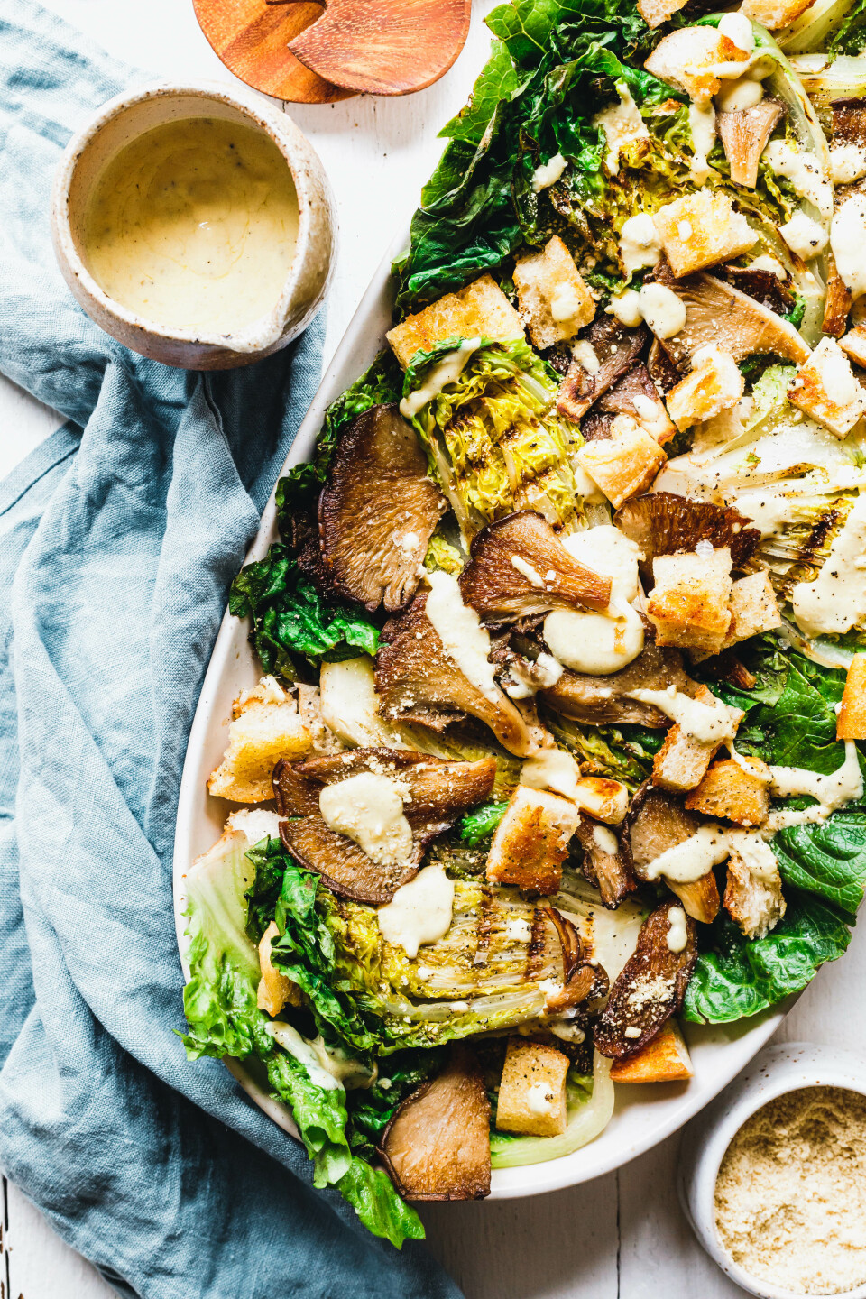 Gegrillter Caesar Salad mit Senf-Sour-Cream-Dressing