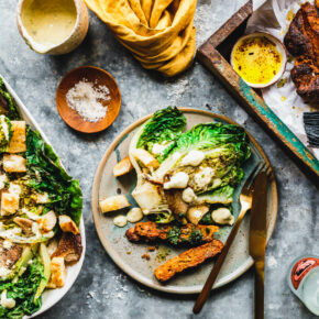 Gegrillter Caesar Salad mit Senf-Sour-Cream-Dressing