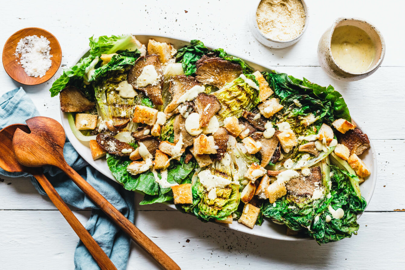 Gegrillter Caesar Salad mit Senf-Sour-Cream-Dressing