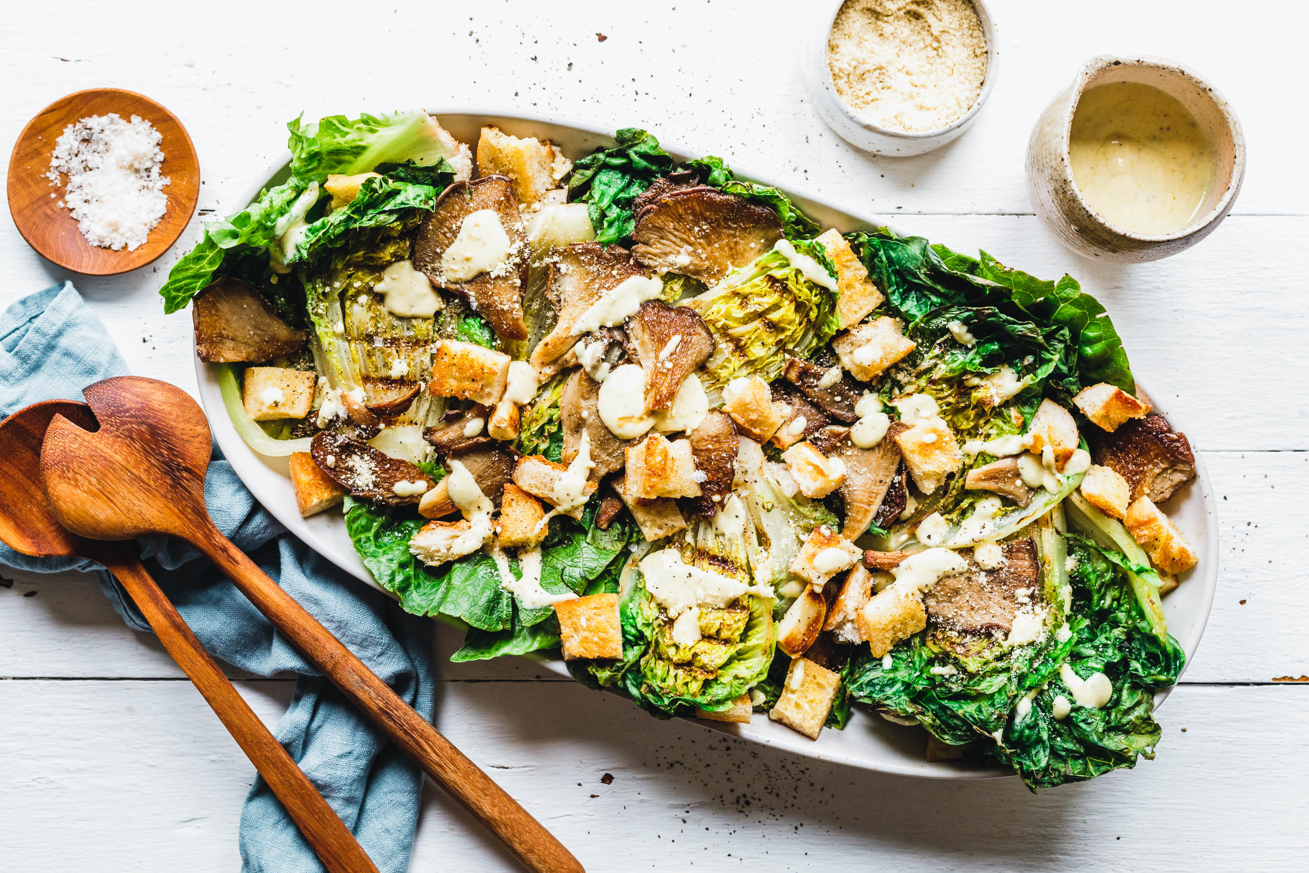 Gegrillter Caesar Salad mit Senf-Sour-Cream-Dressing