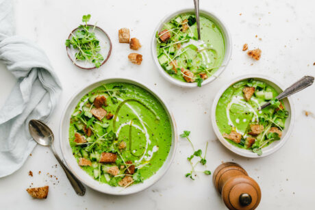 Grüne Gazpacho mit Erbsen & Microgreens
