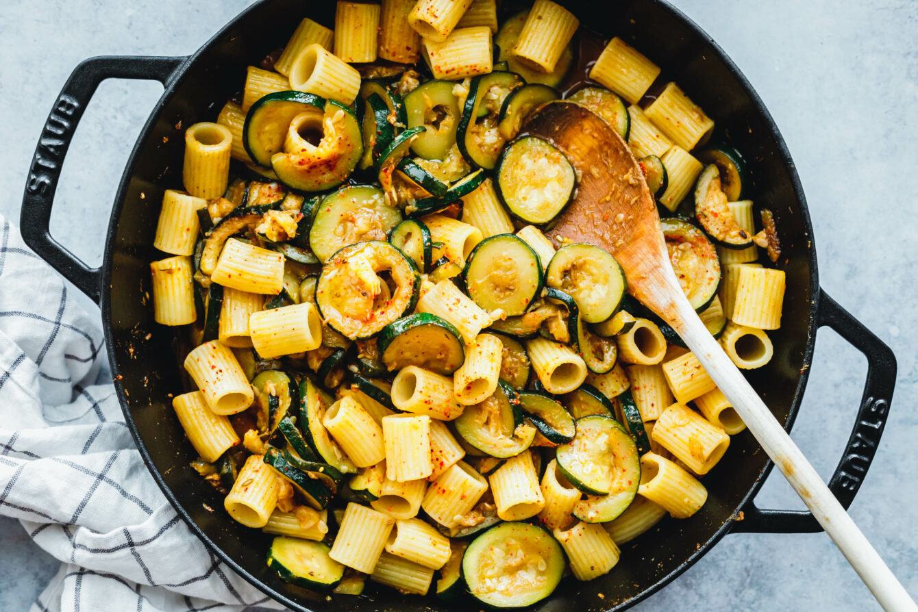 Rigatoni mit geschmorter Zucchini & Chili