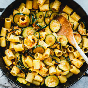 Rigatoni mit geschmorter Zucchini & Chili