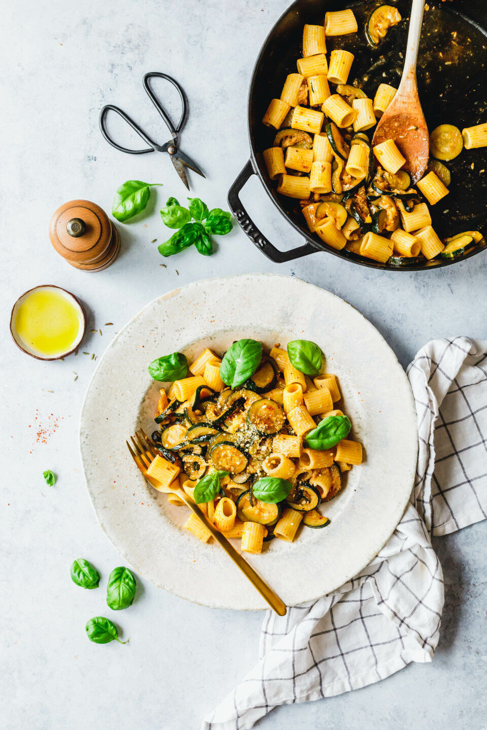 Rigatoni mit geschmorter Zucchini & Chili