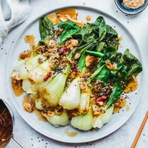 Gedämpfter Pak Choi mit Knoblauch-Ingwer-Sauce
