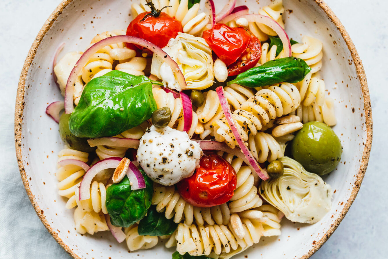 Pastasalat mit gerösteten Tomaten & veganem Mozzarella
