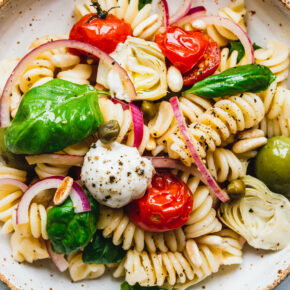 Pastasalat mit gerösteten Tomaten & veganem Mozzarella