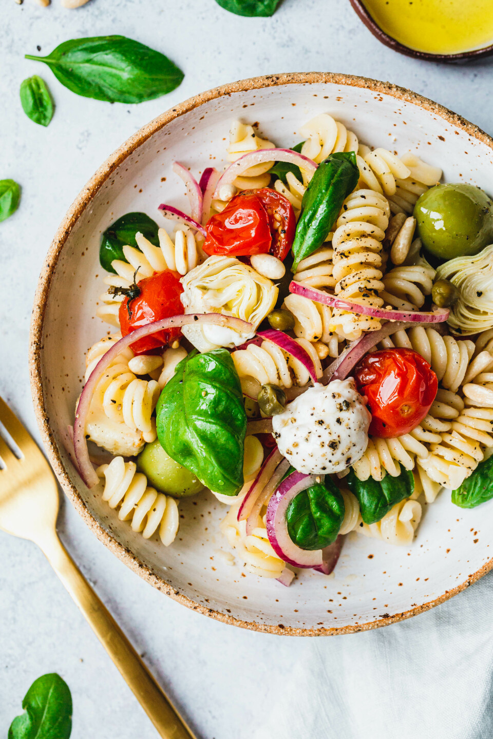 Pastasalat mit gerösteten Tomaten & veganem Mozzarella