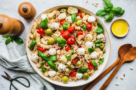 Pastasalat mit gerösteten Tomaten & veganem Mozzarella