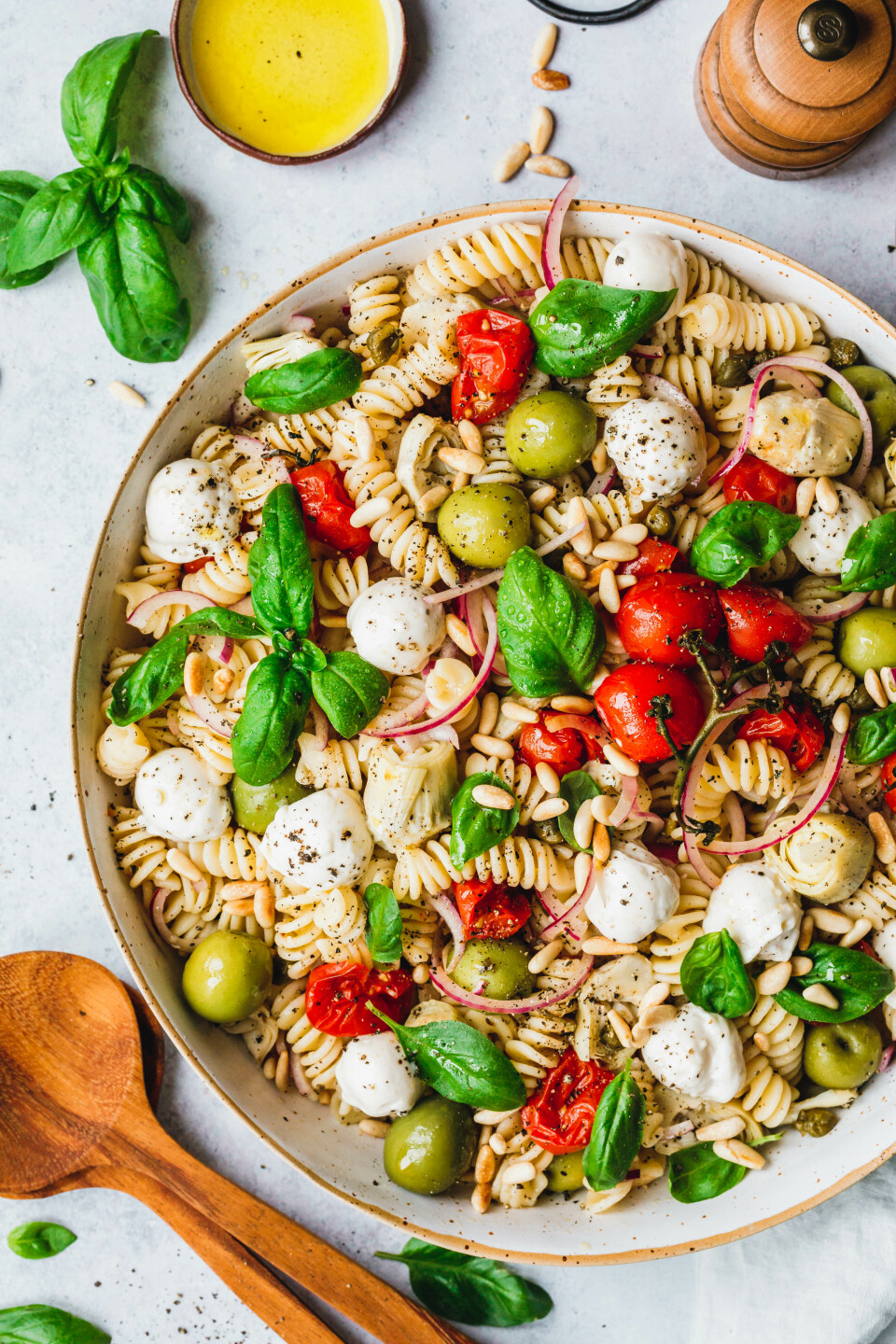 Pastasalat mit gerösteten Tomaten & veganem Mozzarella