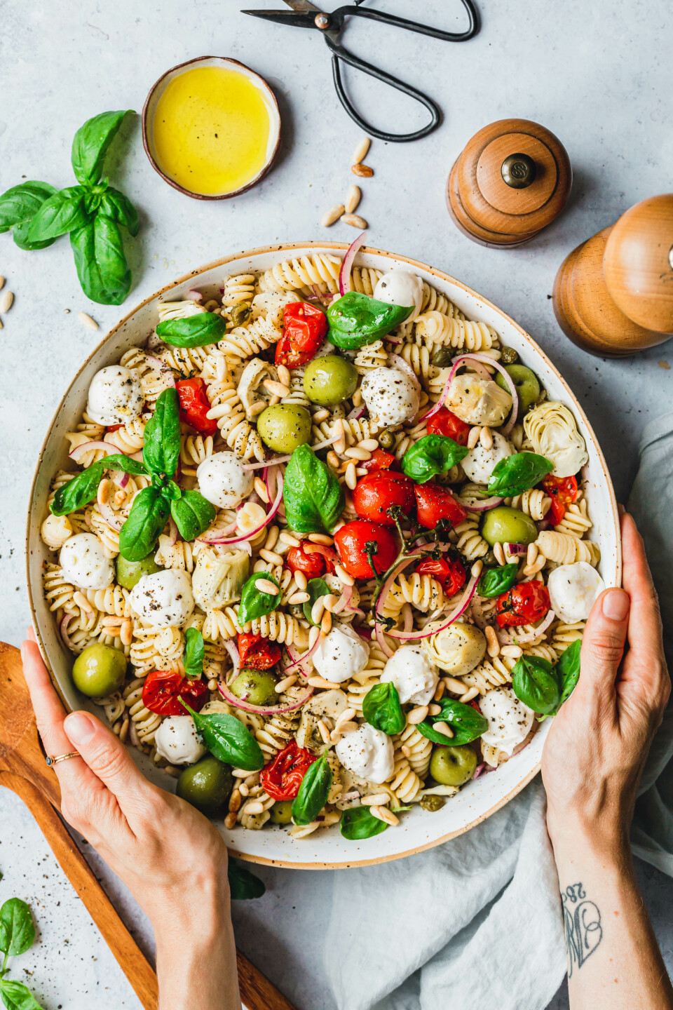 Pastasalat mit gerösteten Tomaten & veganem Mozzarella