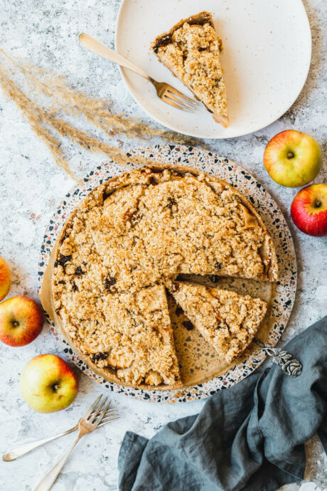 Einfacher veganer Apfelkuchen mit Streuseln