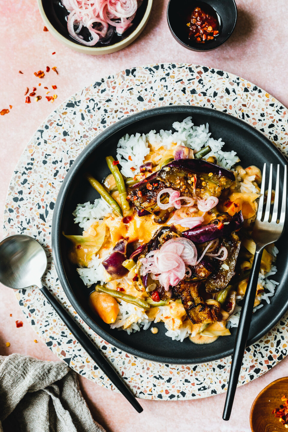 Schnelles Erdnusscurry mit gerösteten Auberginen