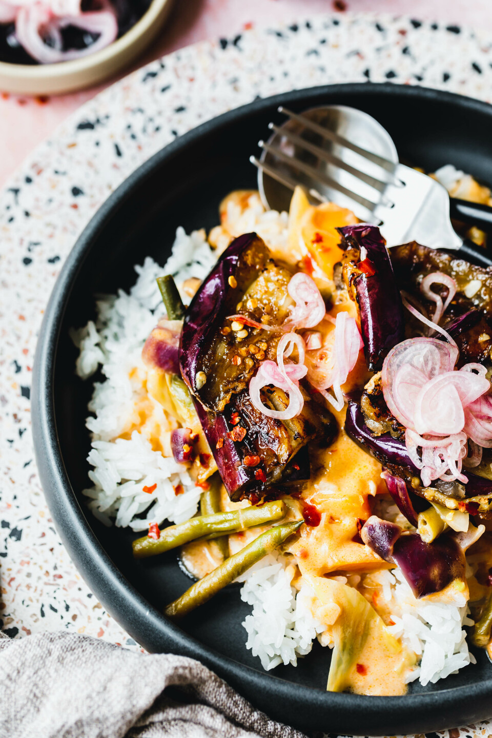 Schnelles Erdnusscurry mit gerösteten Auberginen