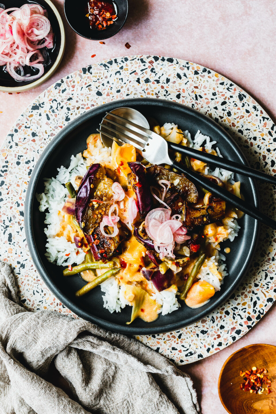 Schnelles Erdnusscurry mit gerösteten Auberginen