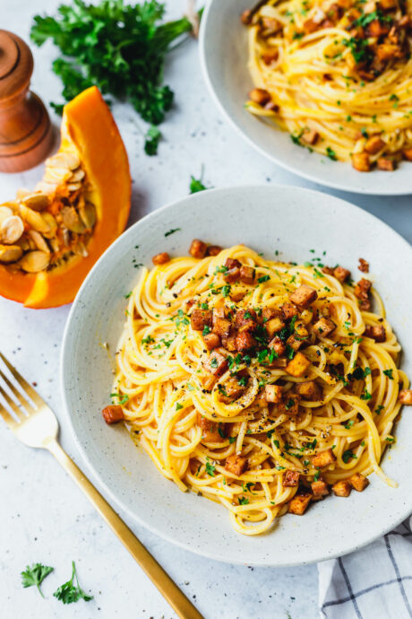 Die beste vegane Carbonara mit Kürbis