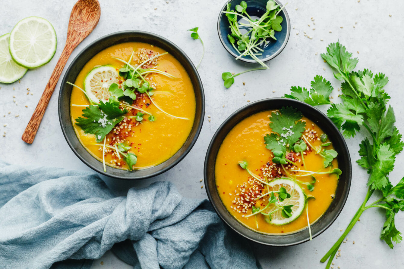 Thai-Karotten-Kokos-Kürbissuppe mit Microgreens