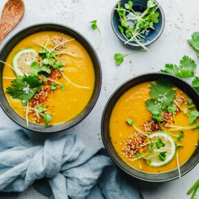 Thai-Karotten-Kokos-Kürbissuppe mit Microgreens