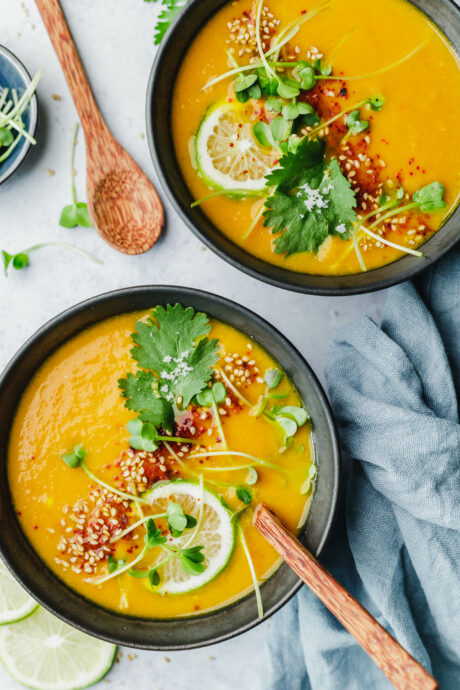 Thai-Karotten-Kokos-Kürbissuppe mit Microgreens