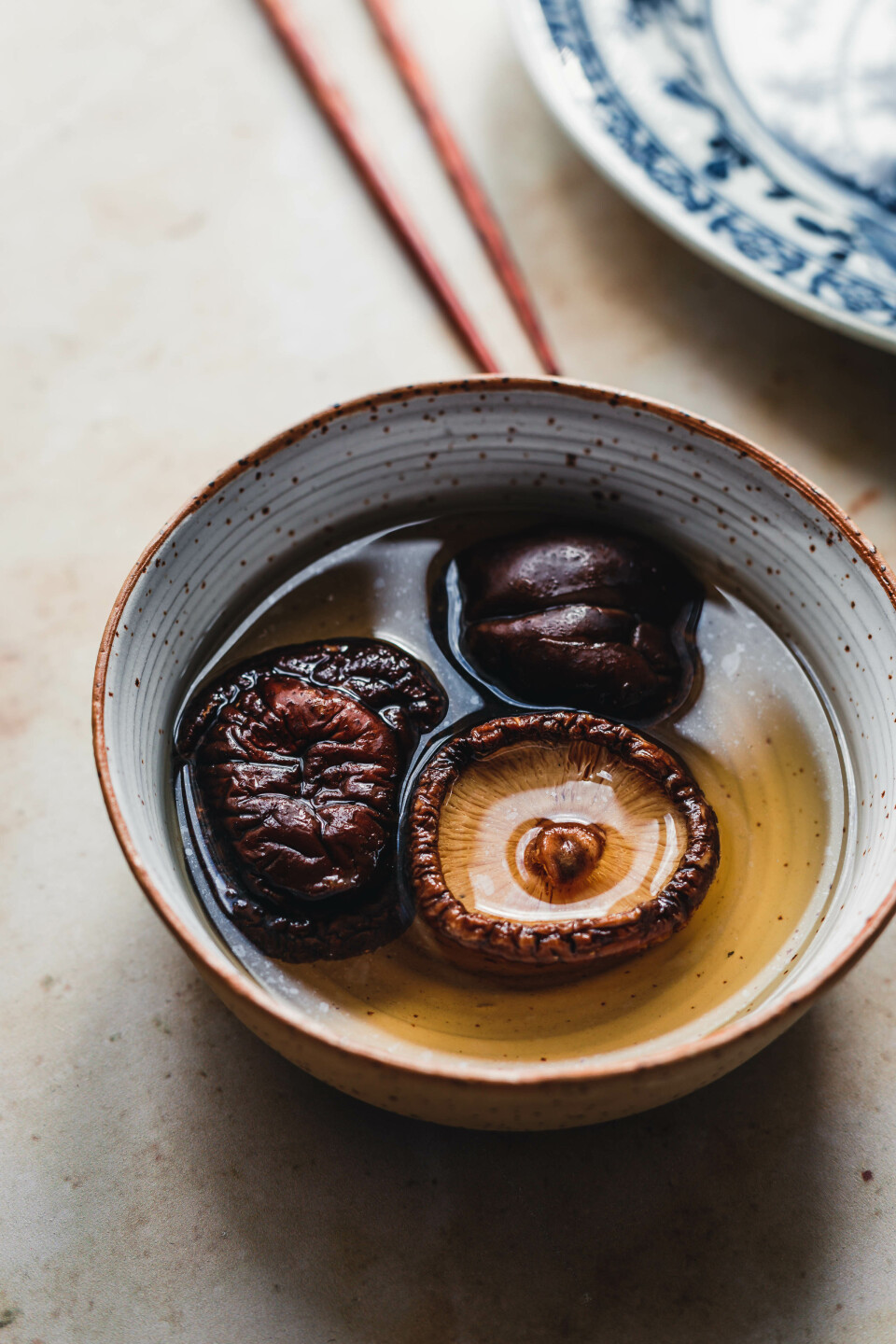 Getrocknete Shiitake-Pilze beim Einweichen