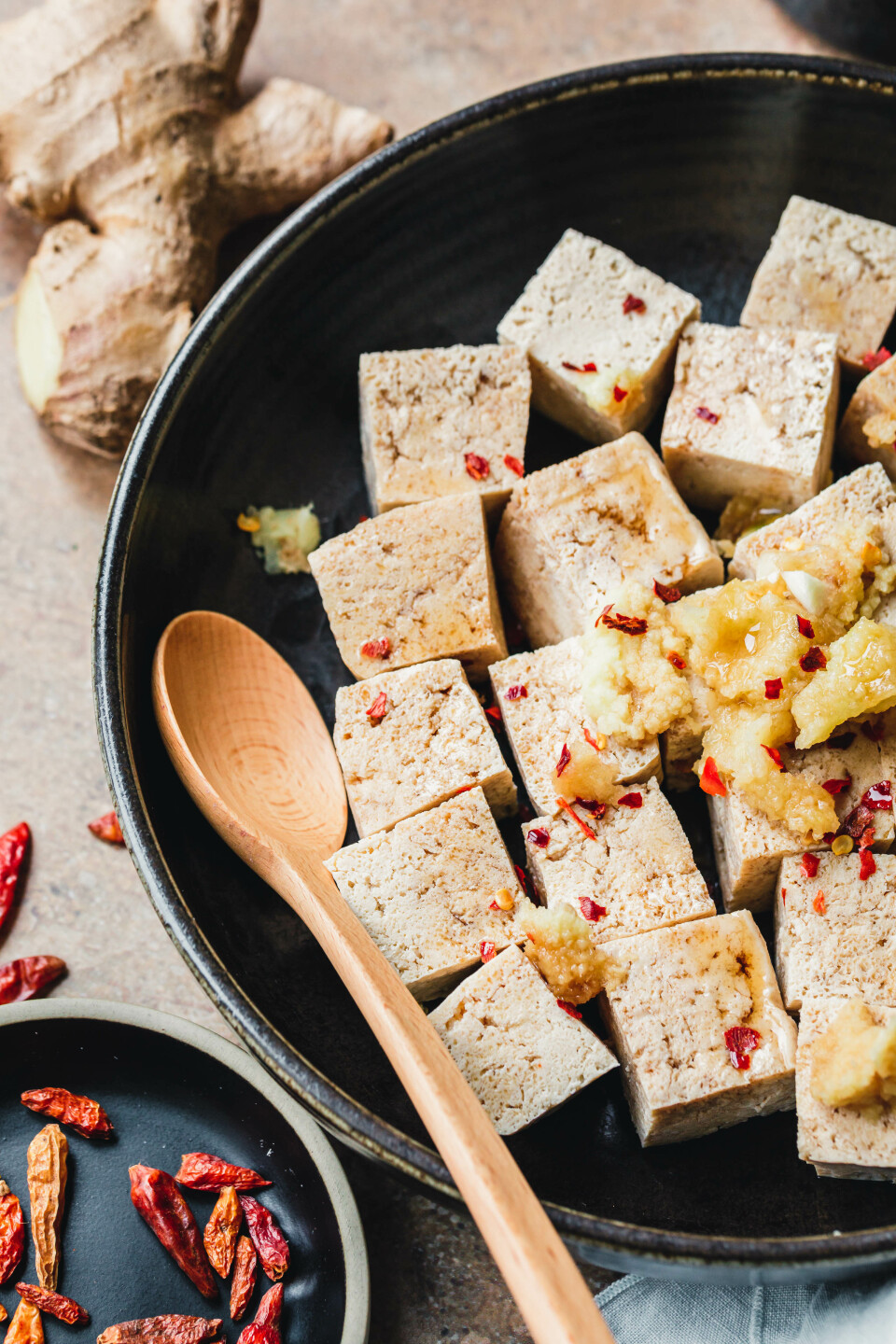 Gefrorener Tofu mit Marinade