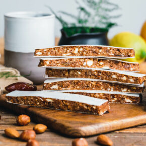 Vegane Lebkuchenriegel mit Datteln & Tonkabohne