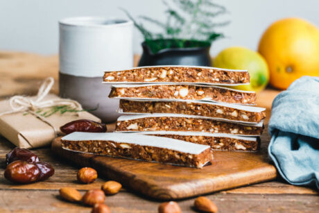 Vegane Lebkuchenriegel mit Datteln & Tonkabohne