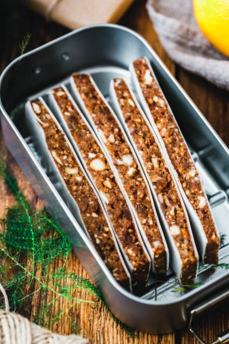 Vegane Lebkuchenriegel mit Datteln & Tonkabohne