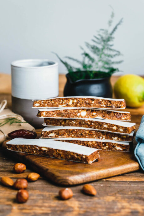 Vegane Lebkuchenriegel mit Datteln & Tonkabohne