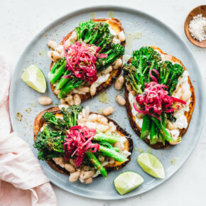 Süßkartoffel-Toasts mit Bimi®-Brokkoli und weißen Bohnen