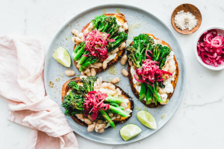 Süßkartoffel-Toasts mit Bimi®-Brokkoli und weißen Bohnen