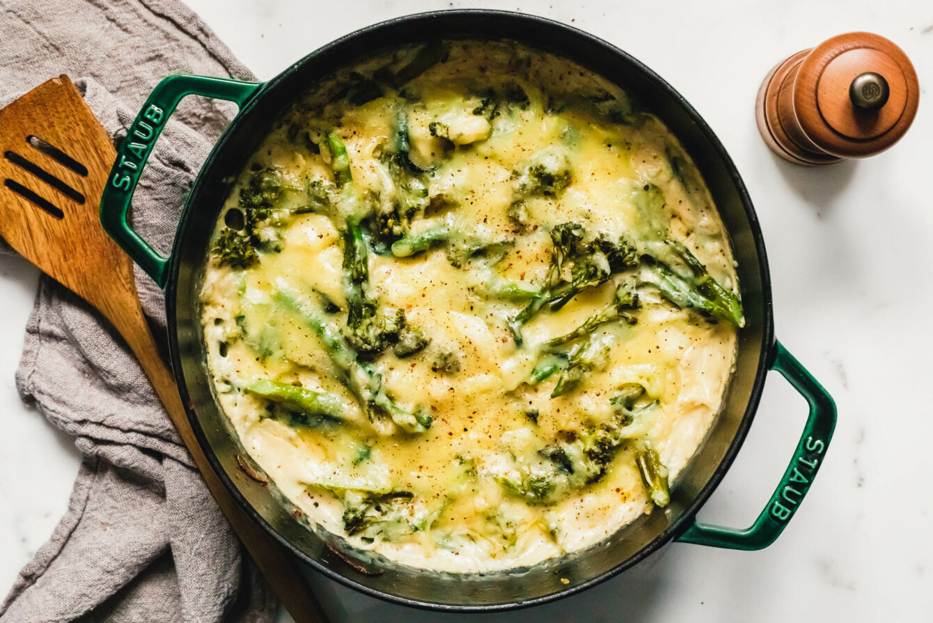 Veganer Brokkoli-Auflauf mit braunem Reis