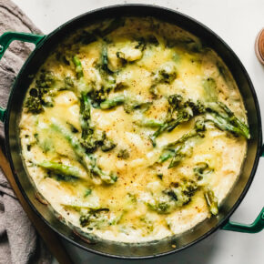 Veganer Brokkoli-Auflauf mit braunem Reis