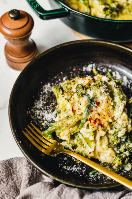 Veganer Brokkoli-Auflauf mit braunem Reis