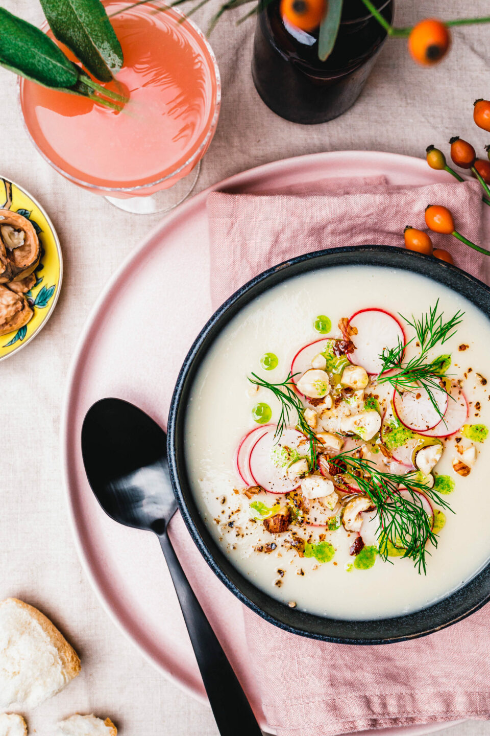 Fenchel-Selleriesuppe mit Kräuteröl & gerösteten Haselnüssen
