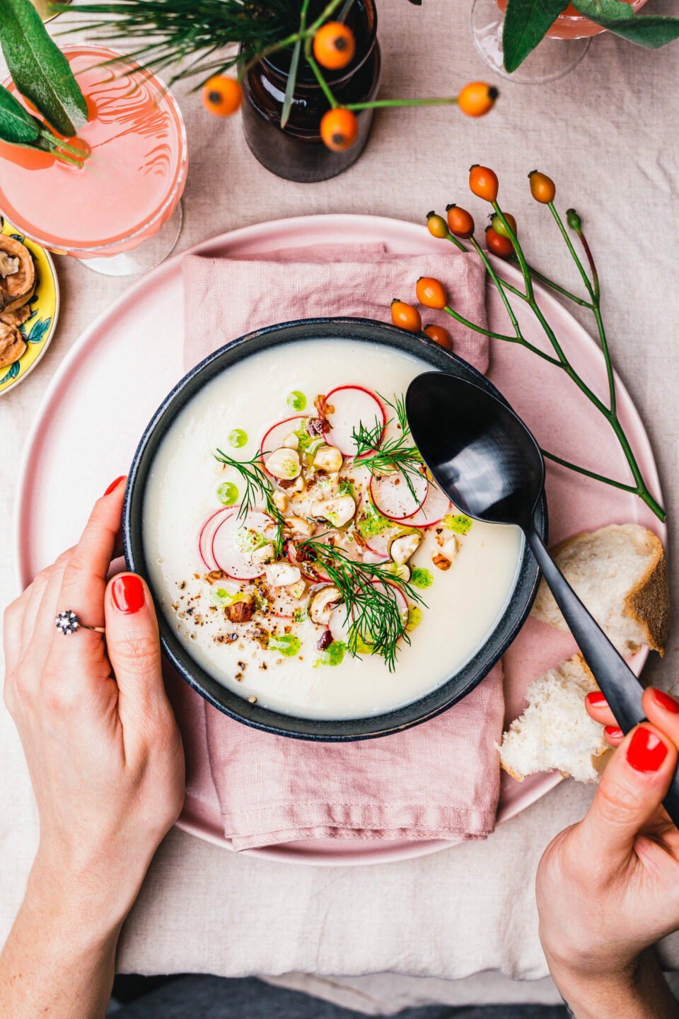 Fenchel-Selleriesuppe mit Kräuteröl & gerösteten Haselnüssen