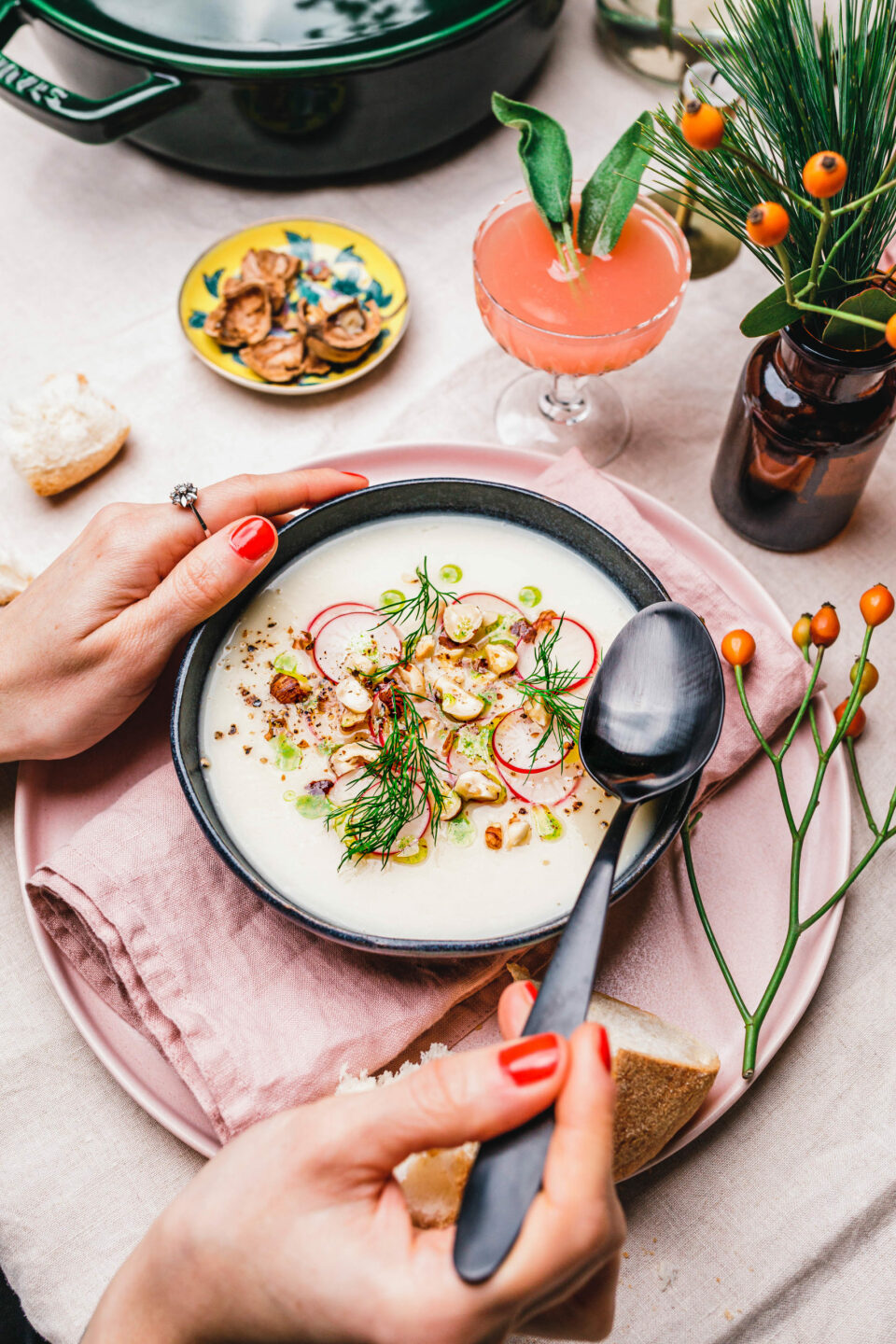 Fenchel-Selleriesuppe mit Kräuteröl & gerösteten Haselnüssen
