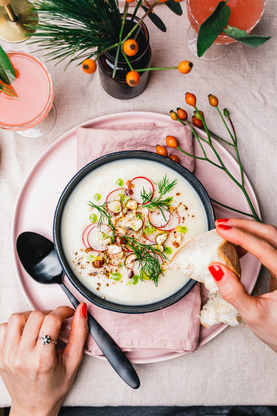 Fenchel-Selleriesuppe mit Kräuteröl & gerösteten Haselnüssen