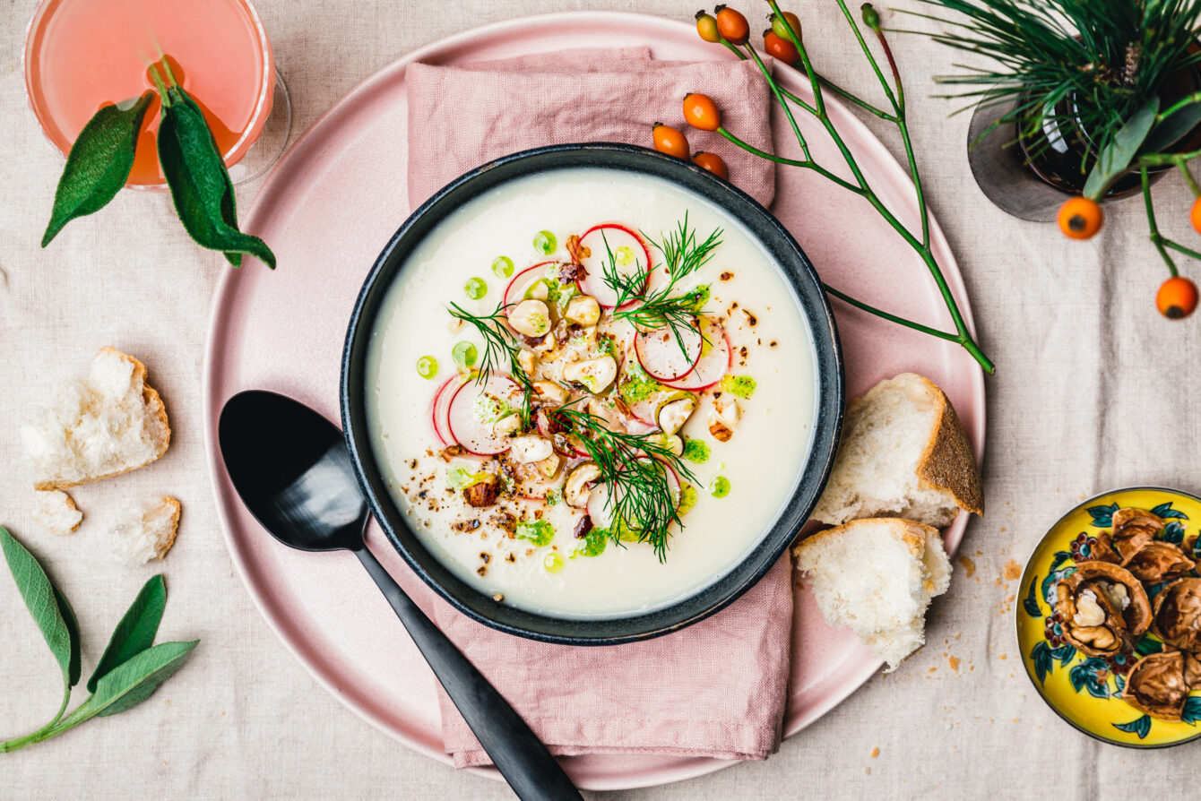 Fenchel-Selleriesuppe mit Kräuteröl & gerösteten Haselnüssen