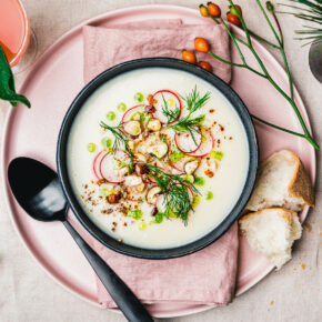 Fenchel-Selleriesuppe mit Kräuteröl & gerösteten Haselnüssen