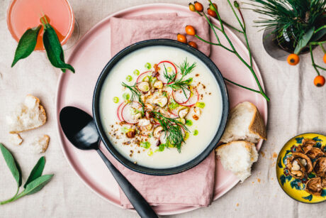 Fenchel-Selleriesuppe mit Kräuteröl & gerösteten Haselnüssen