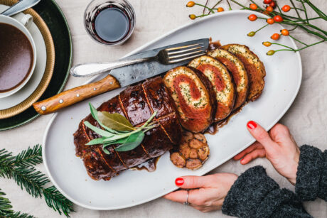 Seitan-Rollbraten mit veganer Bacon-Kruste