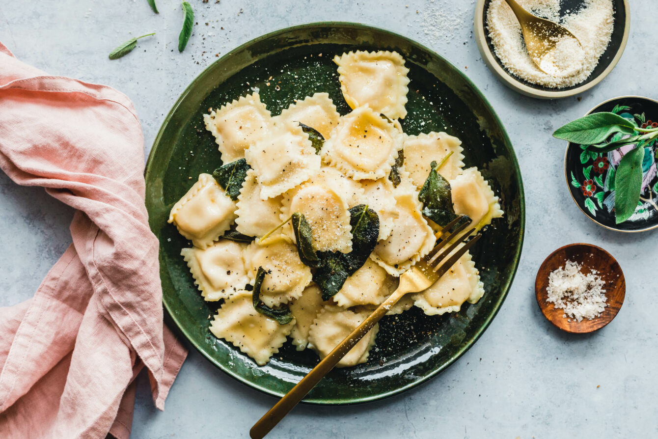 Vegane Ravioli mit Kürbisfüllung & Salbei-Butter