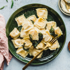 Vegane Ravioli mit Kürbisfüllung & Salbei-Butter