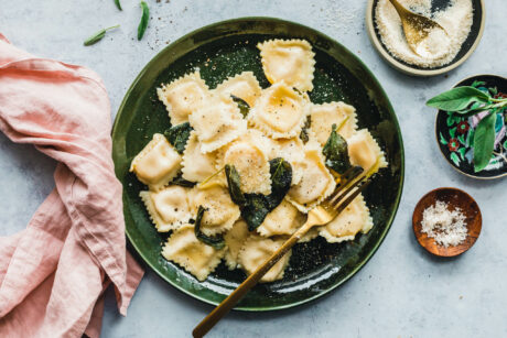 Vegane Ravioli mit Kürbisfüllung & Salbei-Butter