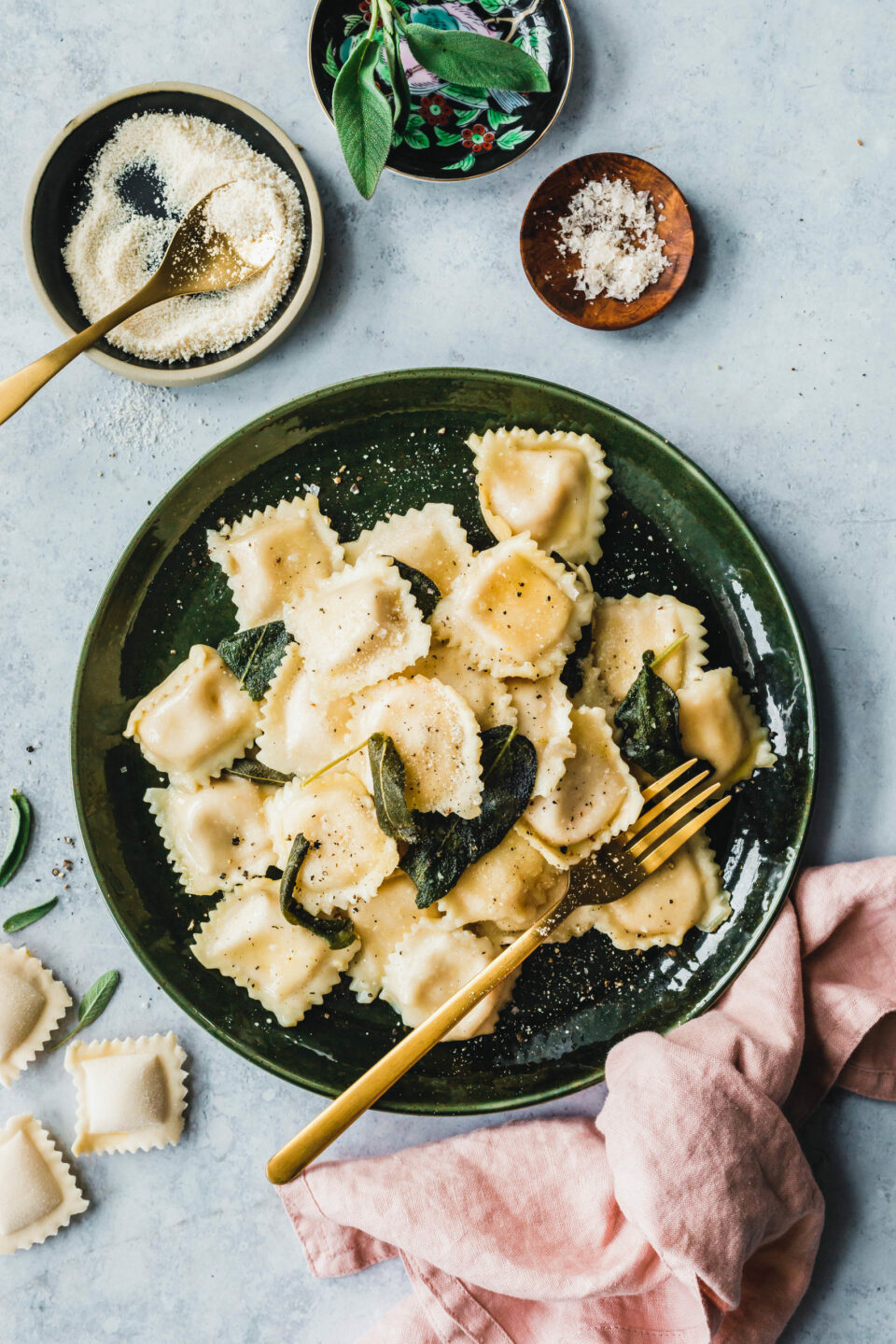 Vegane Ravioli mit Kürbisfüllung & Salbei-Butter