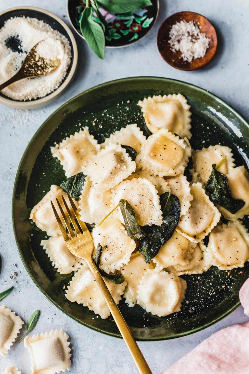 Vegane Ravioli mit Kürbisfüllung & Salbei-Butter