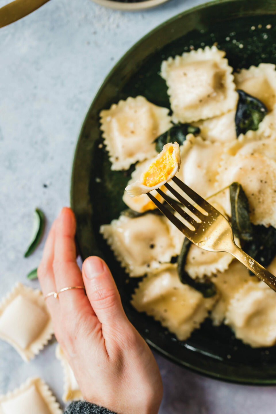 Vegane Ravioli mit Kürbisfüllung & Salbei-Butter